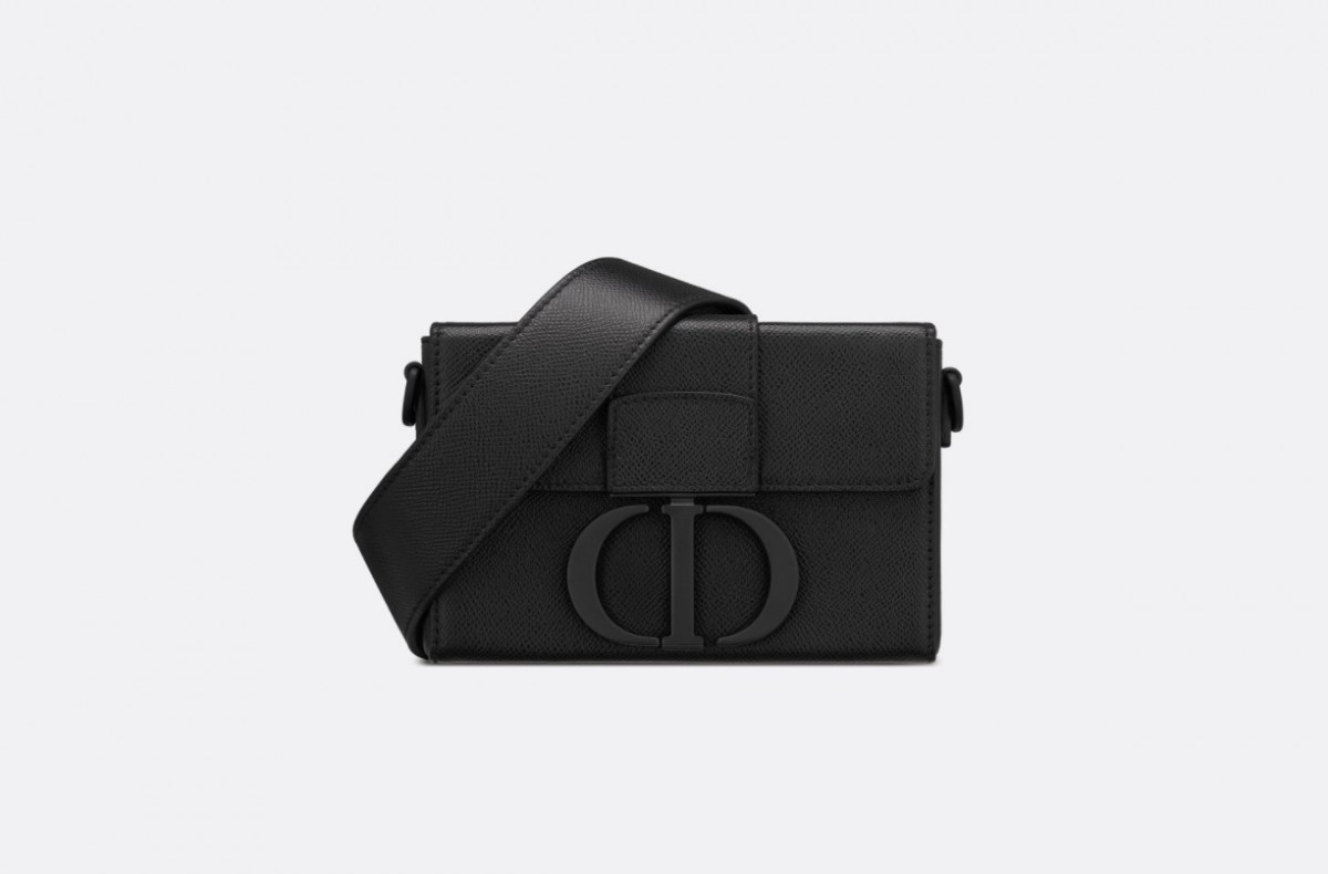 30 Montaigne 方形手袋於今個季度亦換上了一系列的新色,像是早前大熱的丹寧藍、翡翠綠、奶茶啡和啞黑色