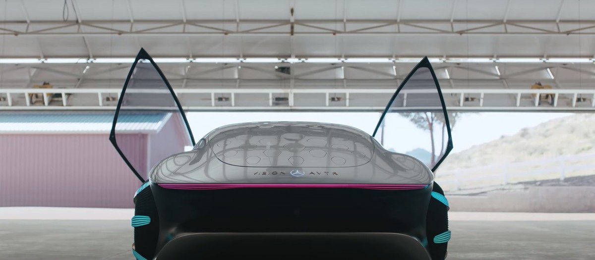 蝶翼式的設計讓這台車與其他車輛並肩時