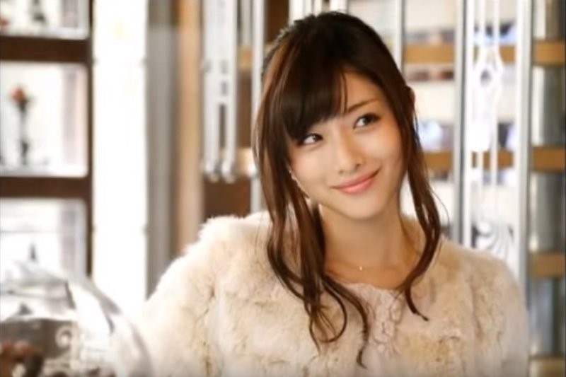 討厭小三女主角11其後拍不同的劇,有人直指她的笑容很假、皮笑肉不笑,更被傳出與男神山下智久、有婦之夫的小栗旬的緋聞,讓她的名聲往下掉~