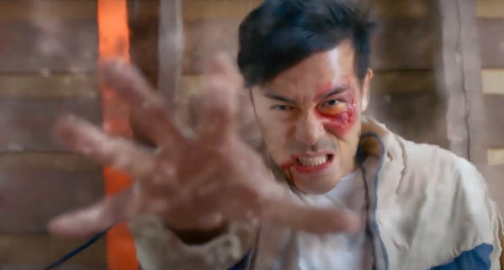 超能使者10沈震軒在劇中和陳山聰也有對手戲，其中一幕更打得火熱，連牆也打穿，相信他也有巨大力量的異能。