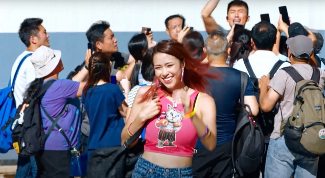 超能使者15另一位超出眾的角色是由劉穎鏇飾演的不良少女，充滿街頭搏擊智慧，造型色彩鮮豔而且妝容破格，似足DC電影的小丑女！