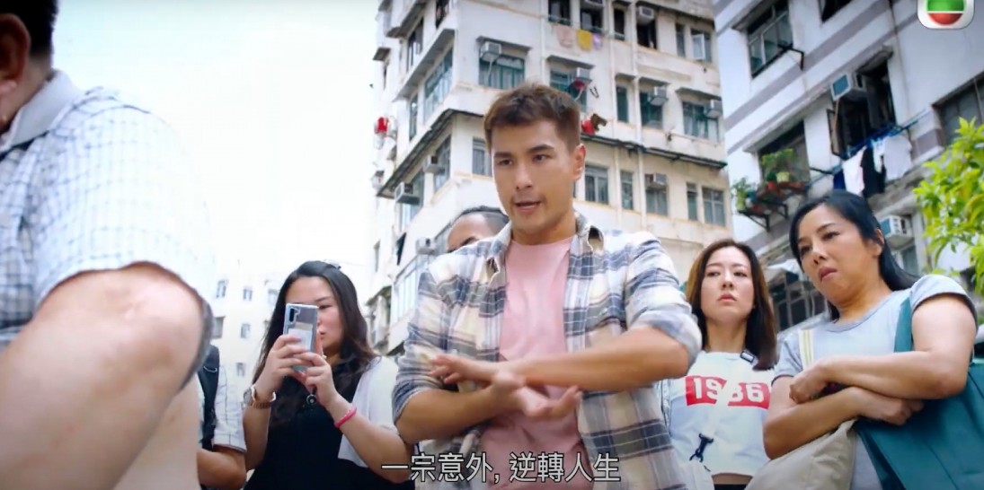 超能使者17這套劇的故事背景與收視不太好的《過街英雄》有異曲同工之妙，與過去同為陳展鵬主演的《城寨英雄》和未播出的《唐人街》中的角色造型也非常類似～當中不少角色設定更跟Marvel電影《復仇者聯盟》非常相似～來看看TVB如何詮釋正義同盟的超級英雄吧！