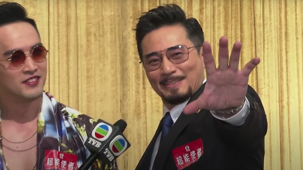 超能使者19另外，愛回家的「KC」歐瑞偉更身穿西裝出演，留了滿臉鬍子以及戴上眼睛的他被稱很像Iron Man。他在訪問中也甚至擺出了Iron Man 的招牌手勢，看來為劇集做足功課。這個傳神的角色由一向形象搞笑的「KC」來演有另一番風味，留了鬍子的他男人味大增～