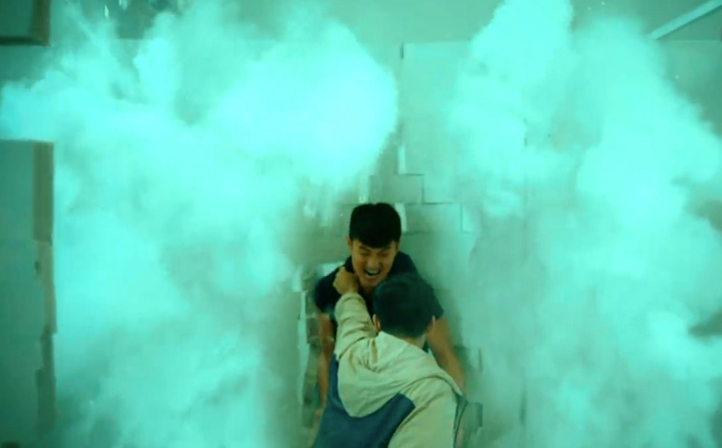 超能使者2沈震軒在劇中和陳山聰也有對手戲，其中一幕更打得火熱，連牆也打穿，相信他也有巨大力量的異能。