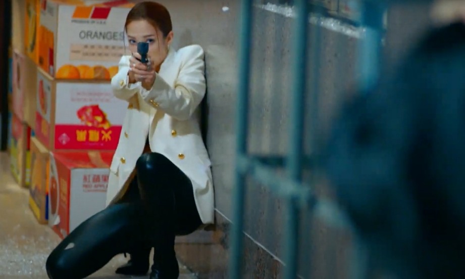 超能使者9王君馨在劇中就飾演身手了得的黑幫頭目女槍手，身穿皮褲和高跟鞋的她被網民指與黑寡婦的帥氣程度「有得揮」。