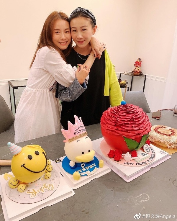 鄧麗欣37歲生日10月15日是鄧麗欣 (Stephy)的生日,今年的生日她過得非常精彩,除了唐詩詠外,幾位前Cookies好姊妹區文詩和吳雨霏也為Stephy準備四個大蛋糕和一餐盛宴~