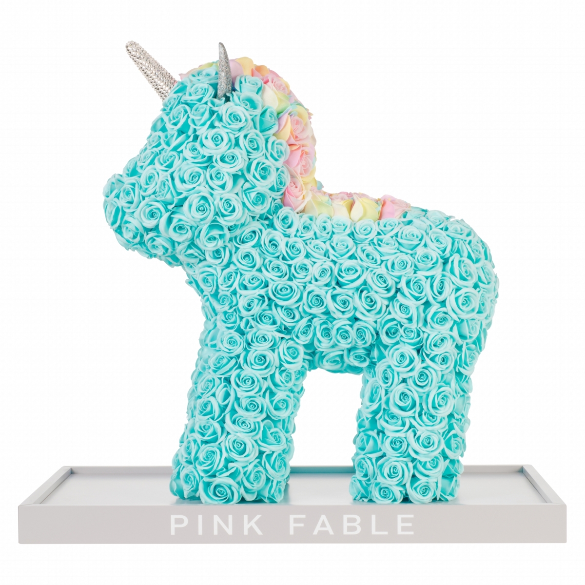 鄧麗欣37歲生日10這款立體玫瑰花獨角獸,原來是由香港品牌Pink Fable所設計,是一位90後花藝達人Mercury在去年開設的網店品牌。她靠自己的創作靈感設計出這款鎮店招牌作品——玫瑰花獨角獸,照片中的耳朵就曝露了是假貨的證明~