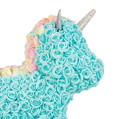 鄧麗欣37歲生日12產品一推出更受到熱烈追捧,風靡全城。獨角獸最特別之處,就是頭上的閃石獨角。閃石更使用了Swarovski的水晶閃石,而且每顆閃石都是人手逐粒黏貼。每一個部分都是全人手製作,製作耗時,所以每隻成品都很矜貴,售價賣到港幣$7888元一隻!