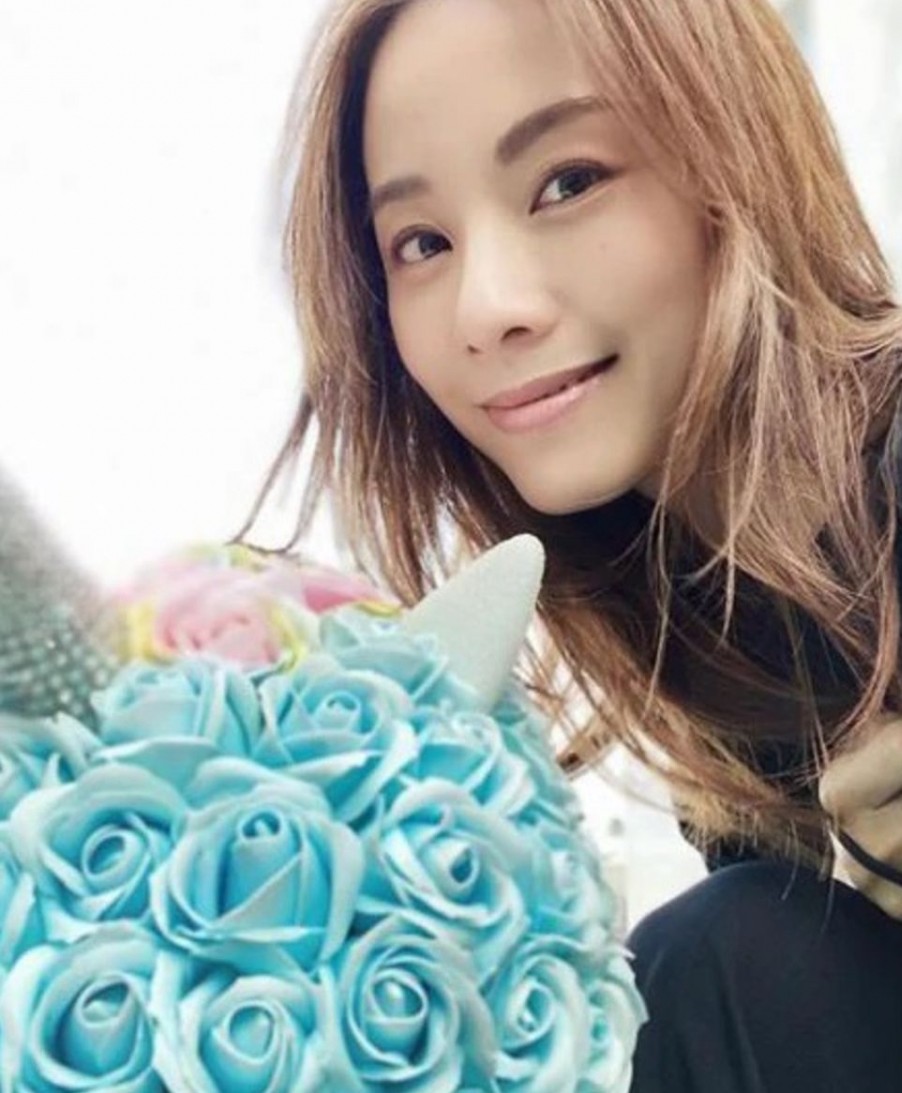 鄧麗欣37歲生日她在Instagram大曬生日的祝賀,收到不少禮物。鄧麗欣上載了一張與禮物的合照,那份禮物是由藍色玫瑰花堆砌成的華麗獨角獸擺設,她表示很喜歡並留言表示:「是的,我還有一顆少女心,靚,Thank you。」。誰知很快就被眼利的網民篤爆是A貨!