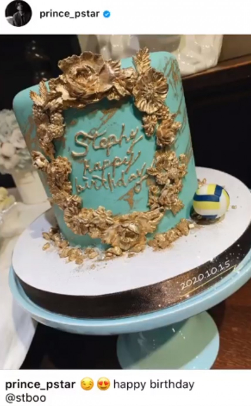 鄧麗欣37歲生日6男友台灣紅星王子邱勝翊也隔空傳情為她準備了一個藍色金花蛋糕,旁邊還有一個排球,送給熱愛打排球的Stephy。不知道是否也一同祝願她最近ViuTV的新劇《男排女將》收視大升?