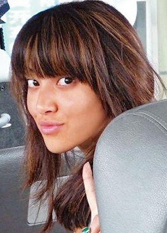 【陳凱琳】當時仍未懂化妝的她,眼袋、黑眼圈都全現形,眉毛也較稀疏,相片中的她皮膚亦明顯比現時黑很多,所以也比不少網民笑稱「似菲傭」。