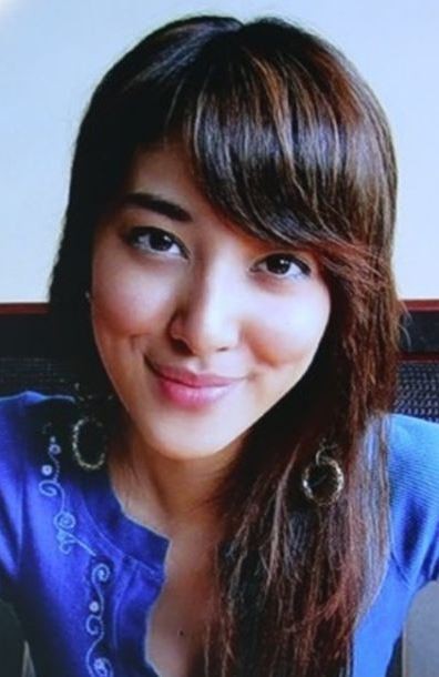 【陳凱琳】當時仍未懂化妝的她,眼袋、黑眼圈都全現形,眉毛也較稀疏,相片中的她皮膚亦明顯比現時黑很多,所以也比不少網民笑稱「似菲傭」。