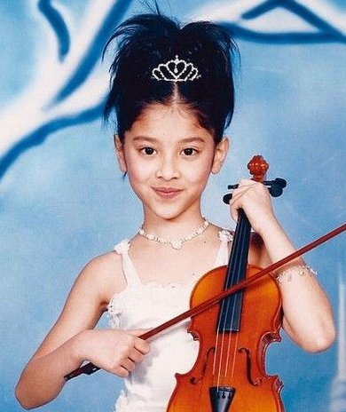 從陳凱琳分享的童年照中,絕對從小就是美人胚子,在整體輪廓上差別不大,下巴也一樣是尖尖