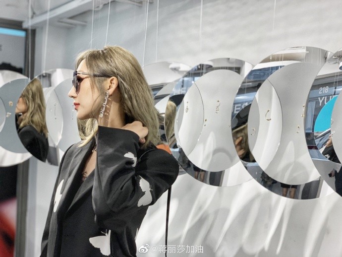 陳浩民老婆11她已經不是第一次被網民說樣子「長得顯老」了,網民更說她的樣子越來越走樣,更一度被網民猜測曾經有過醫美整容,所以多年後臉變垮了。網民更稱她最近有點跟73歲的香港女星陳曼娜撞樣,這些指控應該全都是負面的評價吧,畢竟她才35歲!