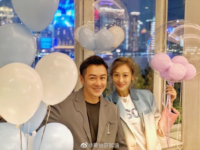 陳浩民老婆14陳浩民老婆蔣麗莎今年35歲,五年生育四子女後雖然元氣大傷但是身材還keep得苗條,經常被大讚~最近在社交平台上分享新髮色的她直播跳舞,還心情超好的介紹自己的新造型~殊不知網民毫不留情地指她突然好像老人,目測年齡像50歲,還笑言她:「可以用長者優惠了」!原來是她的新髮色出事!亞麻金棕色絕對不是人人能carry,來看看這種髮色的地雷位吧~