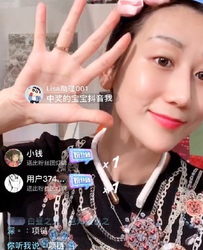 陳浩民老婆17今年51歲的陳浩民最近在大陸市場發展,在2011年與大陸模特兒蔣麗莎結婚。他繼續拍劇的同時老婆蔣麗莎在大陸平台開直播「帶貨」賣化妝品、護膚品等賺錢。