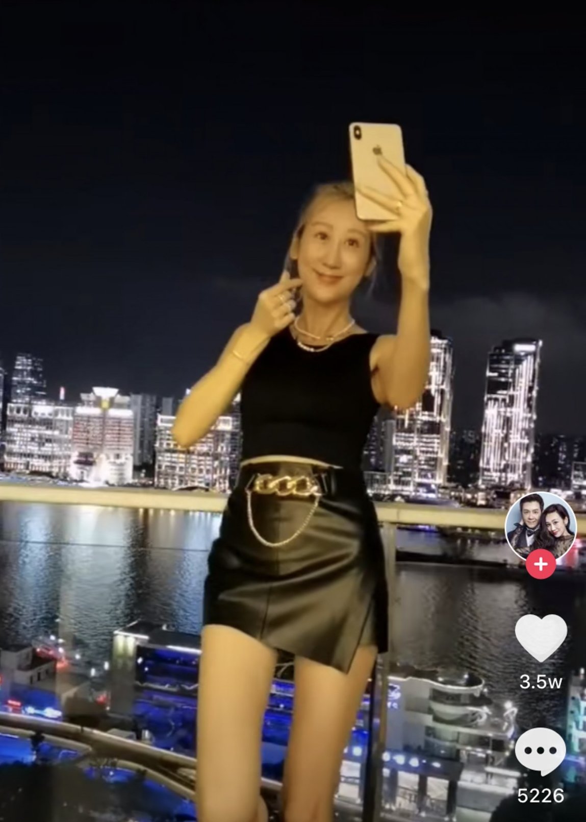 陳浩民老婆4不時也要開直播,拍影片吸引網上粉絲的點擊。前天她開直播分享自己的新造型,並指「今晚直播造型提前賞析,你們給她幾分呢?」,而她就在鏡頭前面一邊自拍一邊跳舞,身穿黑色背心跟短裙的她陶醉的展示自己新造型。