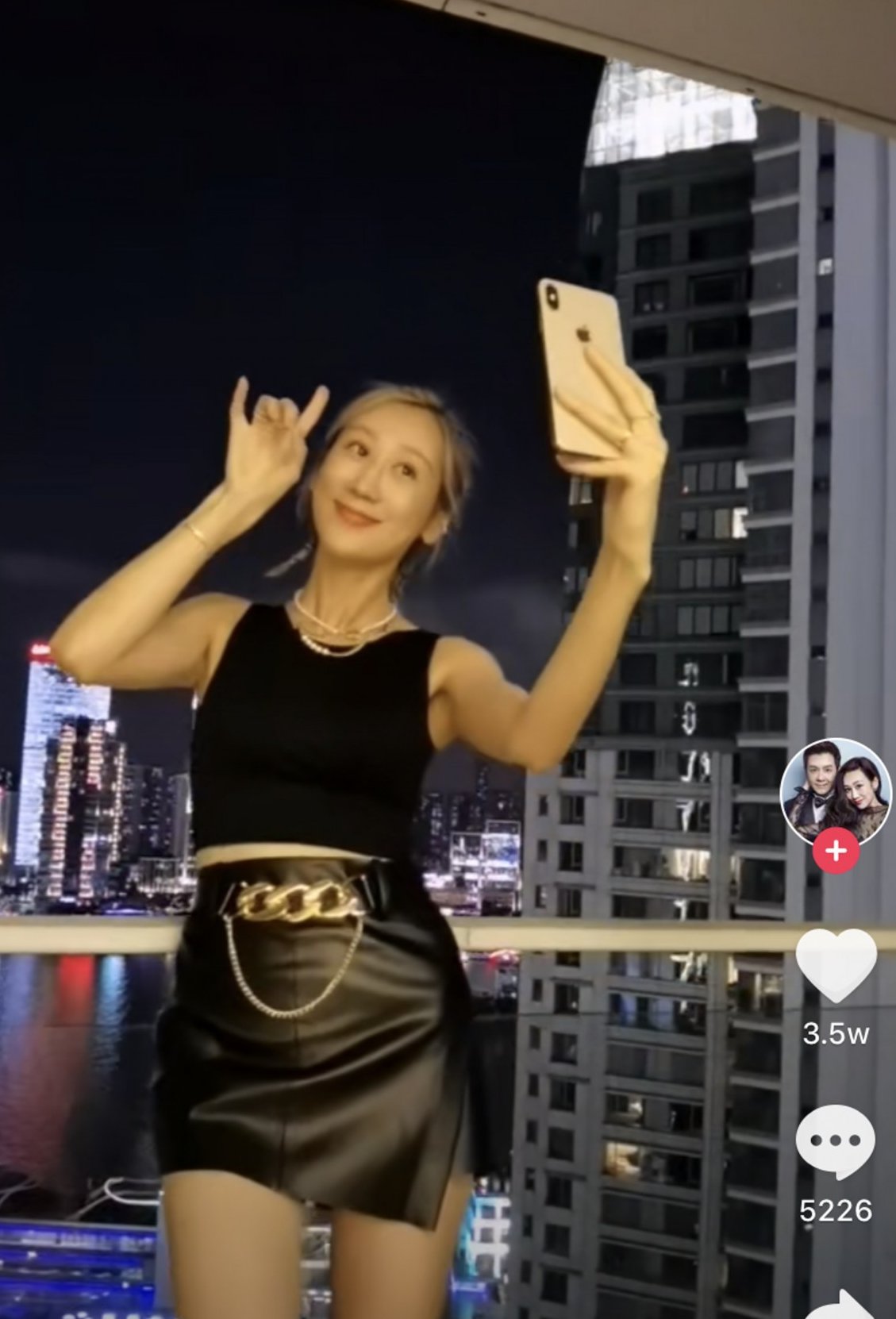 陳浩民老婆6不時也要開直播,拍影片吸引網上粉絲的點擊。前天她開直播分享自己的新造型,並指「今晚直播造型提前賞析,你們給她幾分呢?」,而她就在鏡頭前面一邊自拍一邊跳舞,身穿黑色背心跟短裙的她陶醉的展示自己新造型。