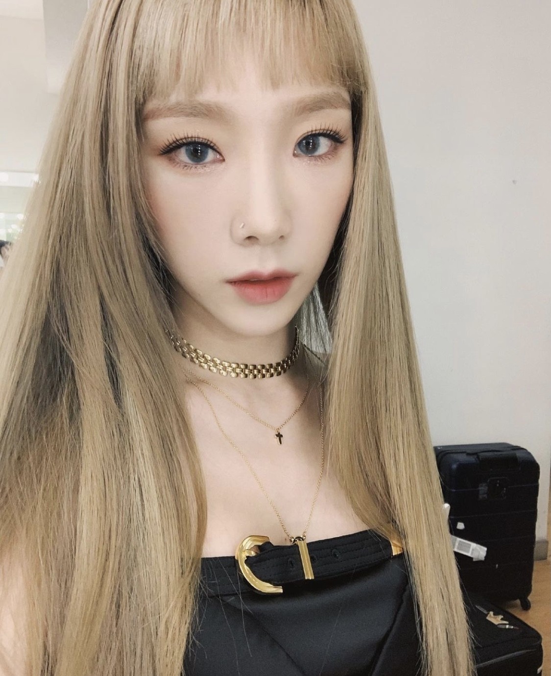 陳浩民老婆7其實淺色的髮色雖然可以顯白,但是在皮膚本身黃黃的女生身上就會顯得沒有精神!泰妍本身是韓國人的皮膚就自然超白,襯起來也超好看~尤其是亞麻色系,帶點霧感的暖色如果在本身樣子成熟的人身上就會超顯老~