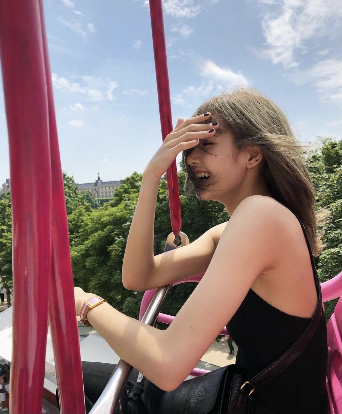 陳浩民老婆8就像Black Pink一樣,樣子有點異國加上大濃妝才能carry得好,一旦像蔣麗莎一樣髮量比較少而薄就會更容易讓人以為是「衰老白髮」!大家襯年輕還可以一試,到了30幾、40歲就可以借鏡考慮一下適不適合自己染了~