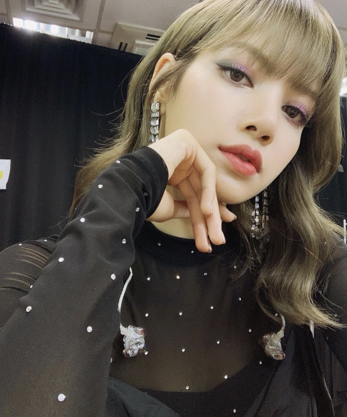 陳浩民老婆9棕色的髮色是麻色系的淺棕色,比金髮淺又比棕色深,亞麻色在燈光下看會帶點墨綠色。這種顏色不少韓國女星也有染過,也挺貼合潮流的~例如Black Pink的泰籍女星Lisa就曾經染過此色被大讚,少女時代的泰妍也有染過不少淺色的髮色!