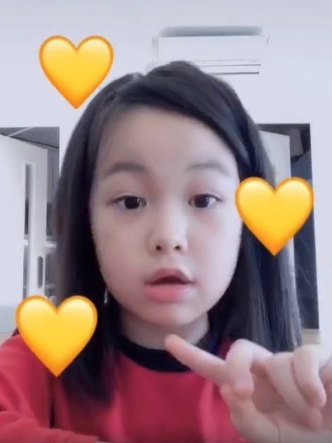 QQ 已經 8 歲大!近日更出現在 Yoyo 的抖音短片中,仙氣外貌讓大家忍不住大讚!