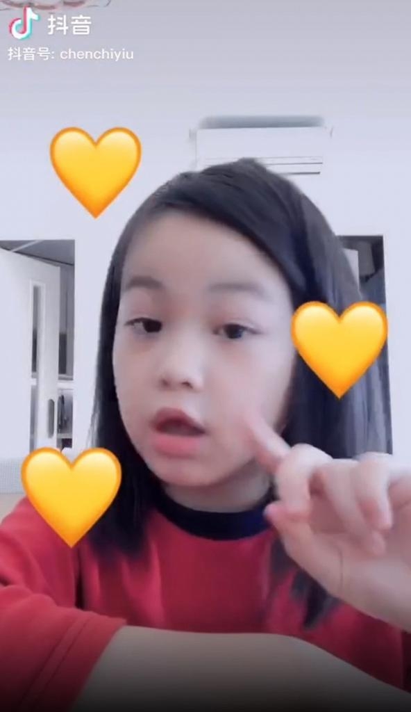 QQ 已經 8 歲大!近日更出現在 Yoyo 的抖音短片中,仙氣外貌讓大家忍不住大讚!
