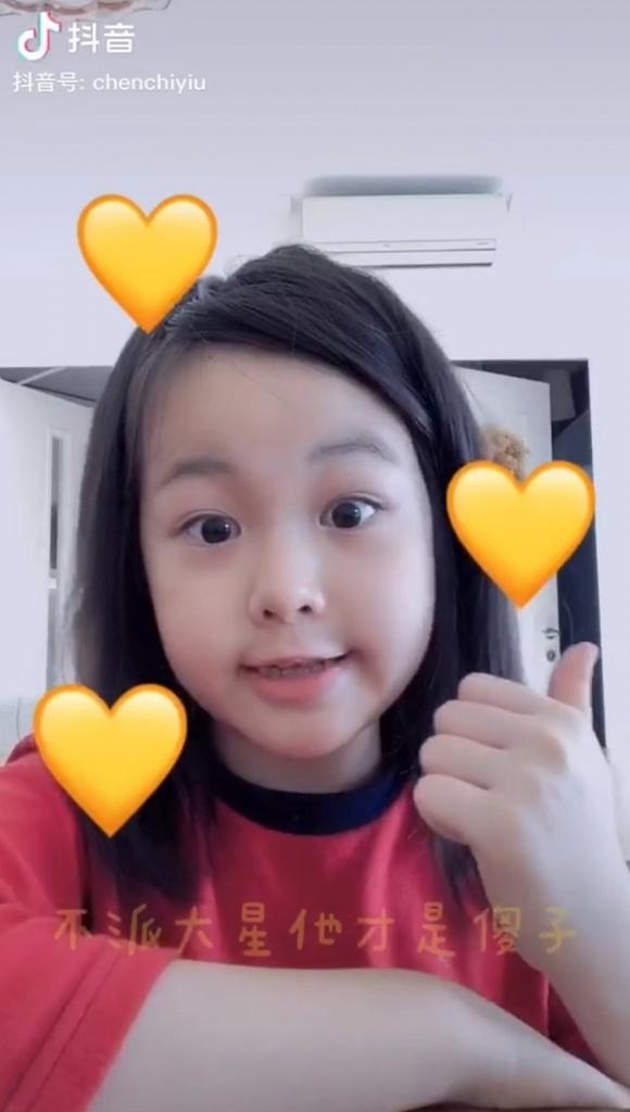 QQ 已經 8 歲大!近日更出現在 Yoyo 的抖音短片中,仙氣外貌讓大家忍不住大讚!