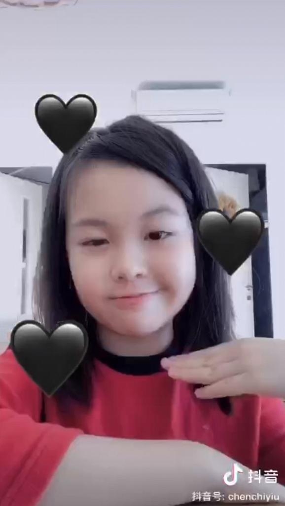 QQ 已經 8 歲大!近日更出現在 Yoyo 的抖音短片中,仙氣外貌讓大家忍不住大讚!