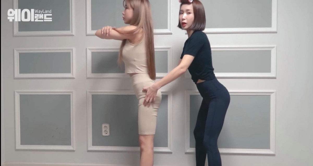 第六組就是訓練蜜桃臀的蹲操。首先站著把人挺直,雙腿與身體平行微微打開。然後半蹲下,大腿和小腿的角度蹲下大約超過45度角就可以,臀部要用力往後蹲。這一組每次做30下!韓國女星減肥運動19