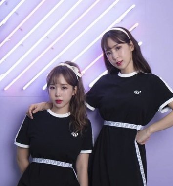 韓國女星減肥運動2前韓國女團Crayon Pop成員Way和Choa在Youtube公開6組虐腹瘦腰大法!Choa更稱自己用這個方法一個月內練出腹肌,並減肥減了7kg!她在影片中教Way進行這組運動和提出在訓練時要注意的重點,一起來跟著做吧~