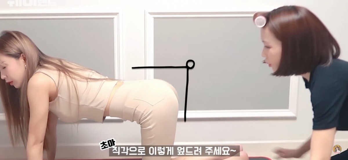 韓國女星減肥運動24第五組要雙手和膝蓋按地,保持腰部挺直,保持水平位置避免下彎。臀部和大腿也要保持90度角。