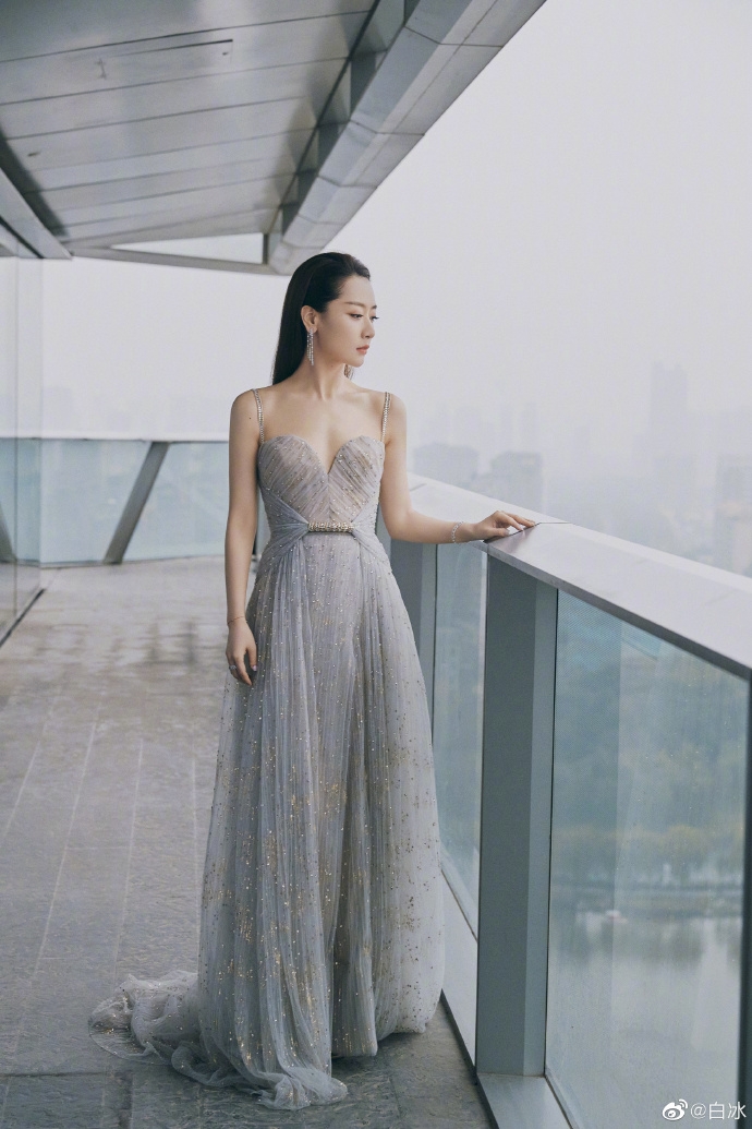 內地女星白冰不當渠道/偷借Elie Saab高訂禮服/品牌要求删相/網民嘲咖位太低不配穿