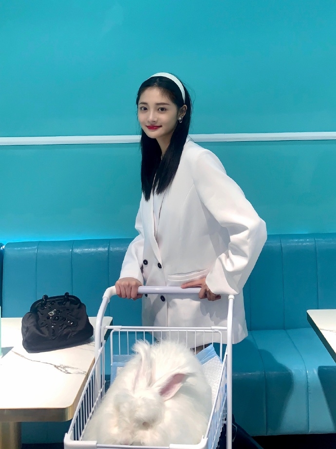 以及限定女團I.O.I出道的周潔瓊日前在微博上紛紛轉載「紀念志願軍抗美援朝出國作戰70周年」的貼文