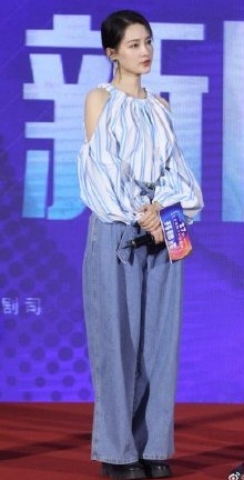 30歲的大陸女星李沁外貌清純,氣質不凡,而且身高也有166cm,女生來說還算是高,理應穿甚麼衣服也會很好看~但是高顏值的她竟然會有carry不起的衣服,而且造型也非常崩壞。網民質疑造型師的專業,皆因她造型「炒車」的事件也並非第一次了。