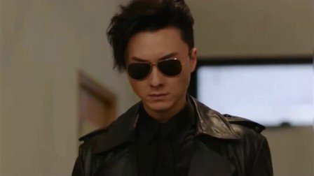 近日更開設Youtube Channel與朋友一起拍片,在日常生活中也自製出鏡和演出的機會!戴上墨鏡的他和哥哥的相似度真的讓人驚呼!