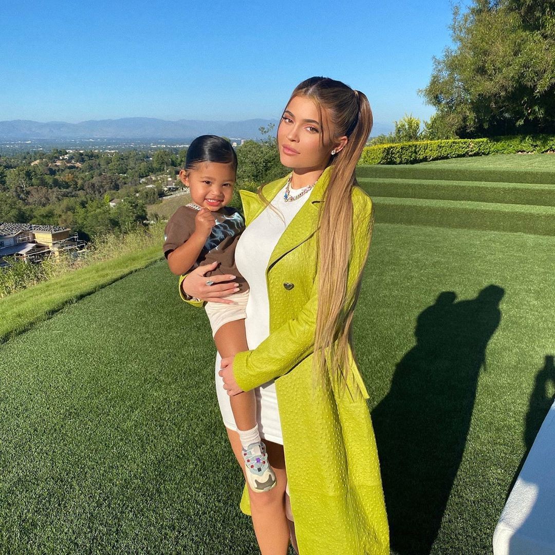 年僅23歲、身家多達數千萬的創業家Kylie Jenner則上載了一段2歲女兒Stormi在家上學的片段,