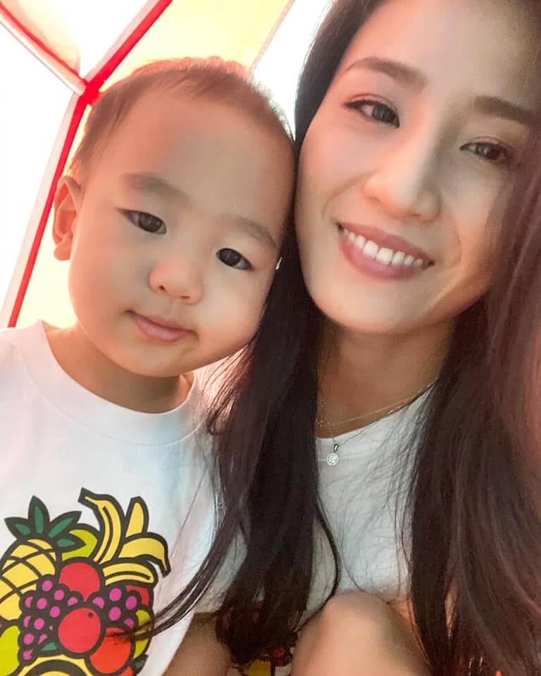 Coffee林芊妤除了是瑜珈大師之外更是一位媽媽~一家三口超甜蜜的他們今天在Facebook發佈了四張全家福!Coffee更用大段文字大曬老公盛裝陪影相的貼心,但一眾網民都將焦點落在仔仔的搞怪表情上,爸媽的表情都似足專業模特兒高貴又冷豔,結果仔仔來個出其不意的反差萌!
