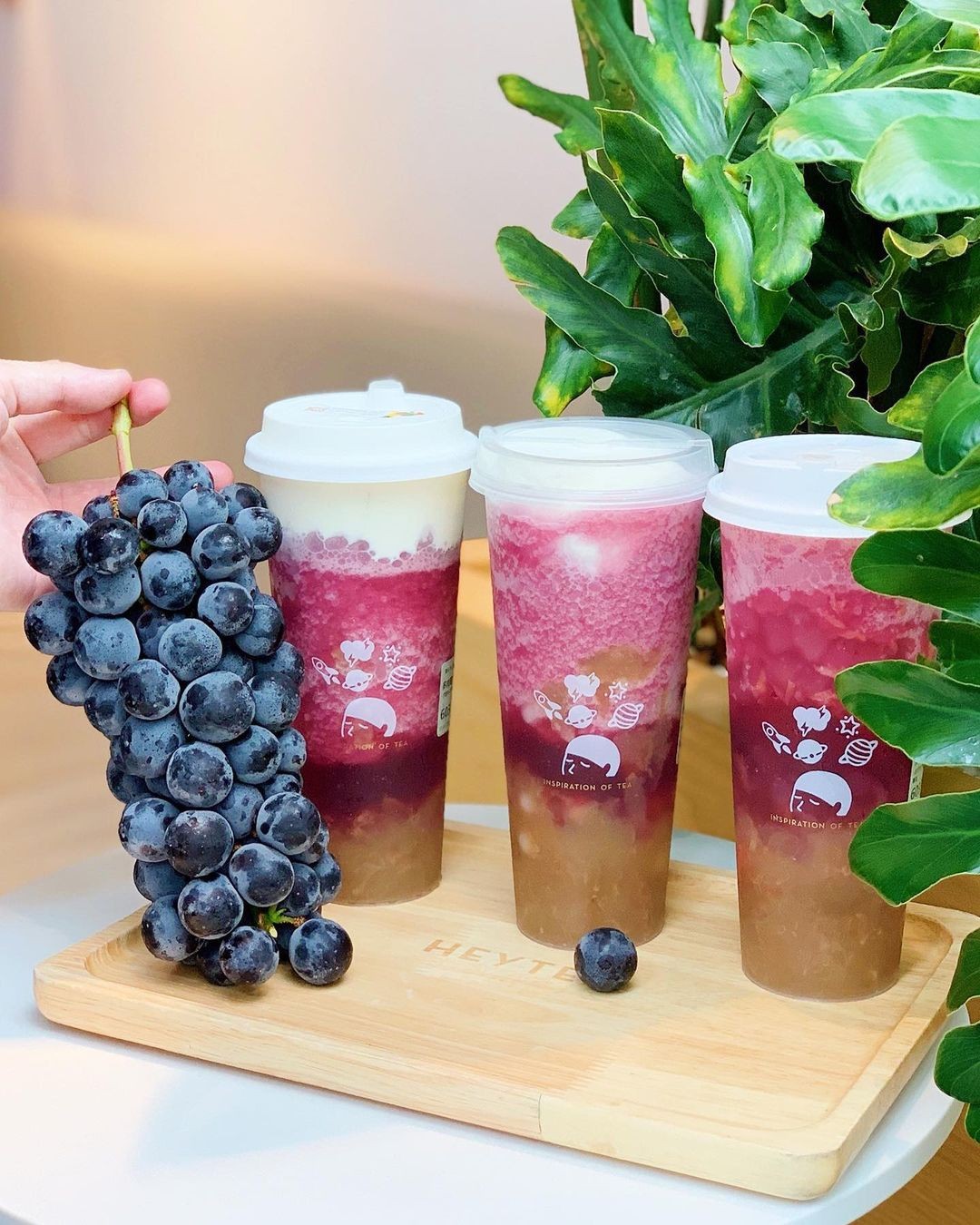 大陸飲料店「喜茶」憑藉簡約的文青包裝以及招牌飲品「芝士奶蓋茶」而成為國內當紅的手搖店