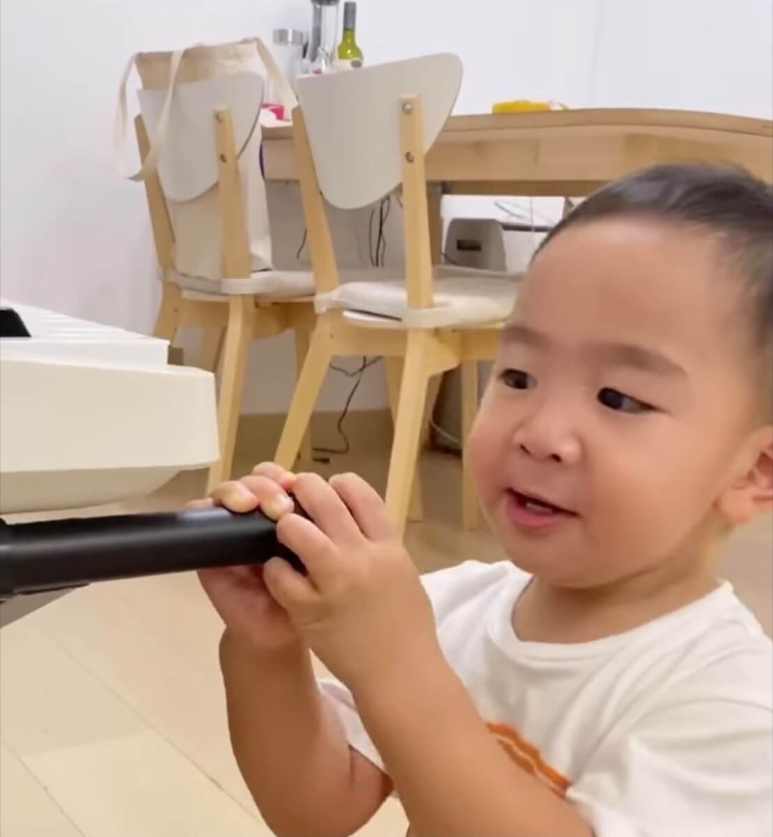 其實他的人氣一直也超高的~在一年前Coffee也為兒子開設了Instagram的帳號,紀錄他的生活,他的帳號短短在一年就曾經已有14萬粉絲!只是為了他的成長不被影響Coffee就暫停把帳號營運,保護他的私隱。