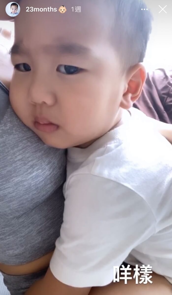 Coffee林芊妤除了瑜珈生活之外,最近更頻頻分享兒子彥彥的成長日記,與仔仔經常在家中拍片,分享「湊仔經」~在她的日常照片和影片中也可以看得出她對仔仔的偏愛,快將兩歲的彥彥都深得網民喜歡,眼睛小小鼻子圓圓的他經常有一些搞怪的表情,有一張「厭世臉」!