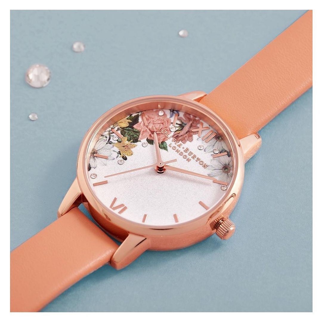 每款錶的錶面顏色以及花卉排列都各有不同，鍾情簡約淡雅風格的女生