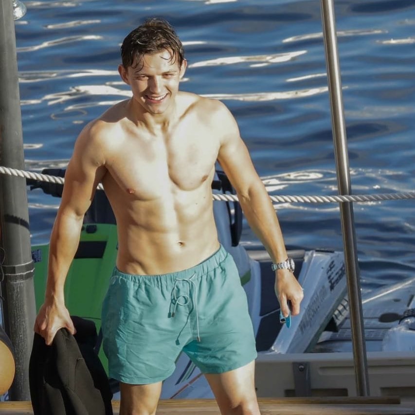 穿上一身貼身潛水服的 Tom Holland,在水上電單車上奔馳的畫面未色太養眼了吧!