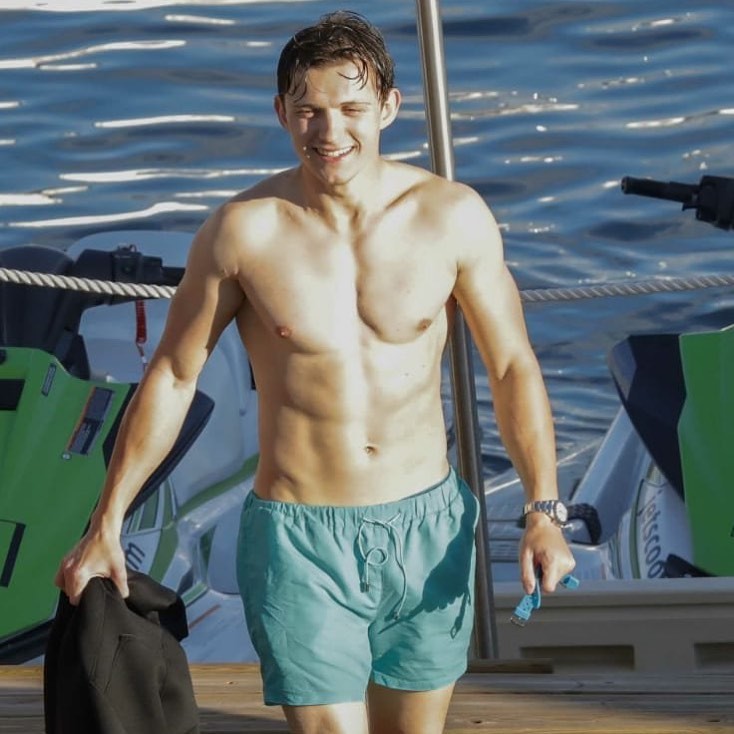 穿上一身貼身潛水服的 Tom Holland,在水上電單車上奔馳的畫面未色太養眼了吧!
