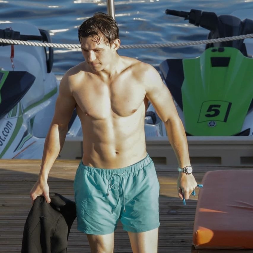 穿上一身貼身潛水服的 Tom Holland,在水上電單車上奔馳的畫面未色太養眼了吧!
