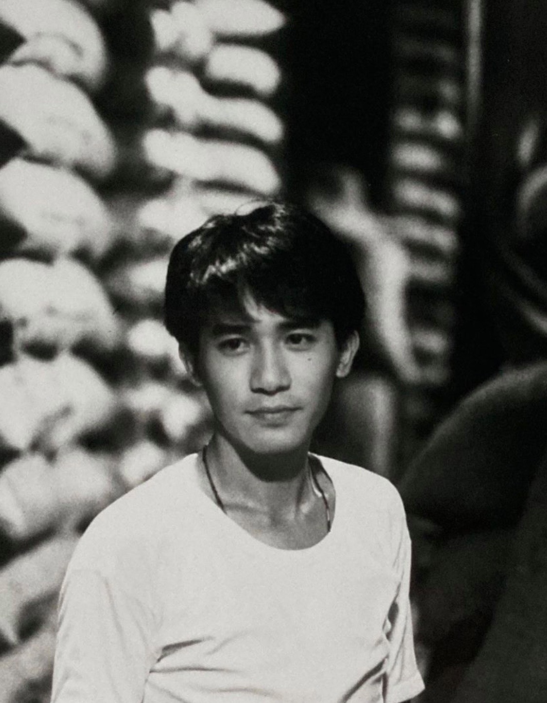 拍照在網上流出後,網民們紛紛發梁朝偉的老態漸現。今年58歲的他,額頭和眼尾的皺紋顯得非常滄桑,有網民更眼利發現他的髮線有後移的跡象。年輕時因俊俏的外表更絕世的演技紅出國際,他在1993年紅起來,當時超紅的電影都有他的演出,部部也是90年代的經典。例如90年代尾的《春光乍洩》、《重慶森林》,到了00年代也有幾部大片《一代宗師》《赤壁》《色戒》。他演藝事業大紅大紫,橫跨一個年代看,成為不少人心中的男神。