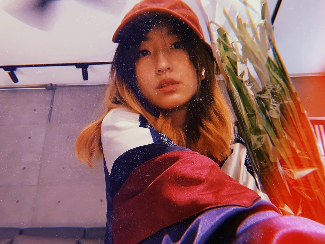 在勇奪「視后」後,她馬不停蹄地趕拍新劇《媽,別鬧了!》,更於劇中一改清爽的短髮造型,留起長髮
