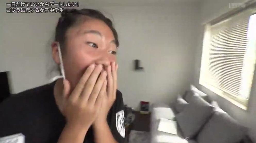 13歲女迷哥斯拉16節目組請人來穿上逼真的哥吉拉套裝,身形還頗壯。雖然是迷你版,但身高還比女孩高一個頭,可說是最佳情侶身高差~約會當天,哥斯拉終於如夢似幻地登場於女孩的家門前,她一看見哥斯拉本尊的出現就激動到尖叫掩臉。