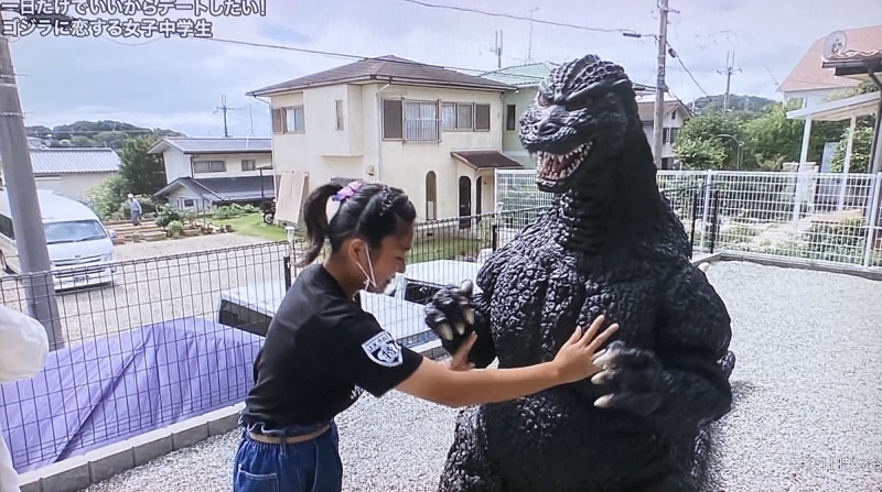 13歲女迷哥斯拉2之後就大膽地摸摸哥斯拉的「胸肌」,飛撲擁抱牠後更一度流淚~