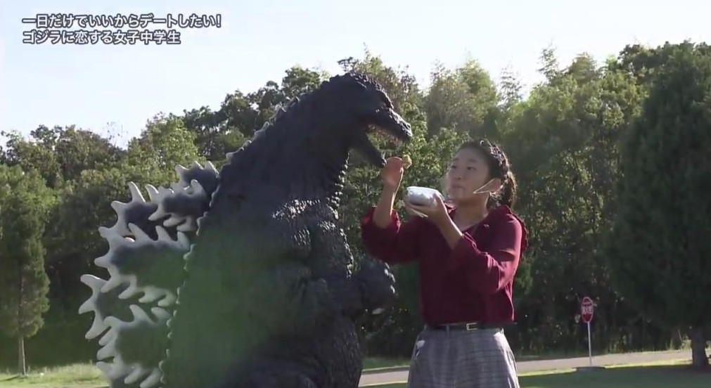 13歲女迷哥斯拉21其後他們到了公園吃便當,女孩更親自餵食,而且更共飲一支茶,她更為這個「間接接吻」而害羞到極點~